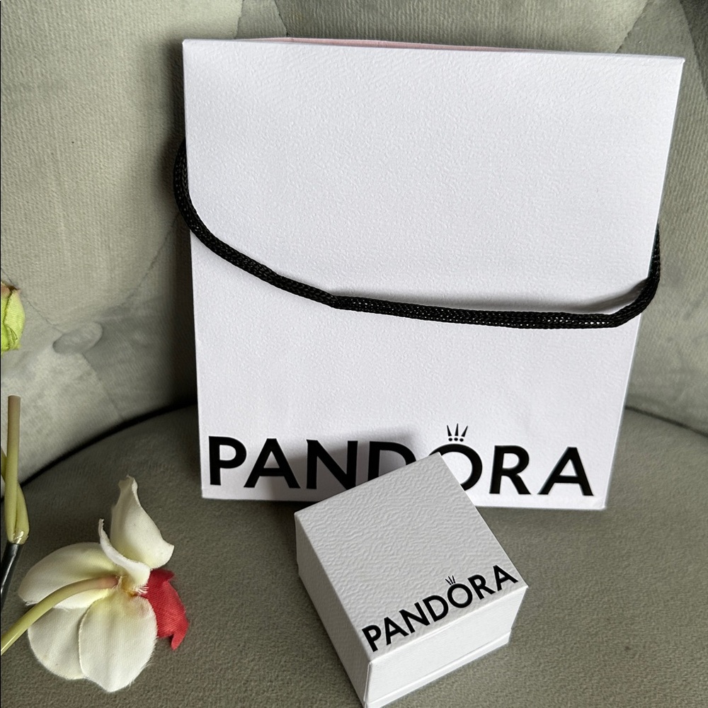 NIB PANDORA Ring New in Box White freshwater pearls
Size: 54/7 - Picture 12 of 13